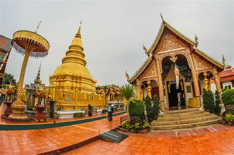  วัดพระธาตุหริภุญชัย สถานที่ศักดิ์สิทธิ์บนยอดเขาแสนงดงาม